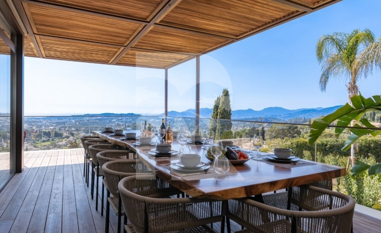 villa in Mougins : Rent gorgeous 5 bedroom villa in the hills of Mougins with a breathtaking seaview - Photo 2
