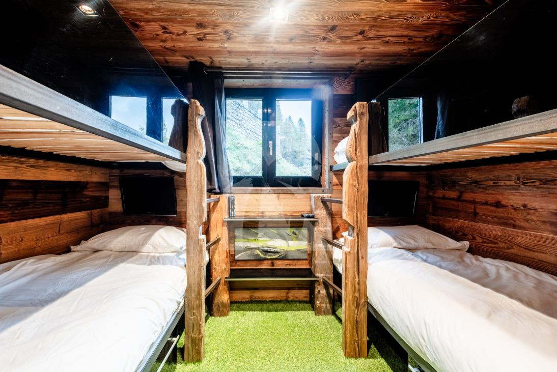 villa in Tignes : Rent this incredible contemporary chalet in Tignes Brevières  with 7 ensuite bedrooms. - Photo 10