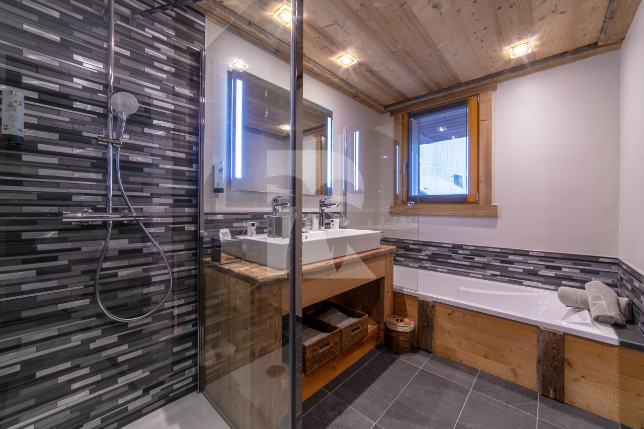 villa in Méribel : Rent this 800 sqm chalet located in Méribel, with a swimming. pool and 8 ensuite bathrooms. - Photo 10