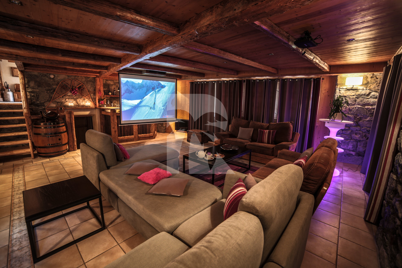 villa in Méribel : Rent this 800 sqm chalet located in Méribel, with a swimming. pool and 8 ensuite bathrooms. - Photo 2