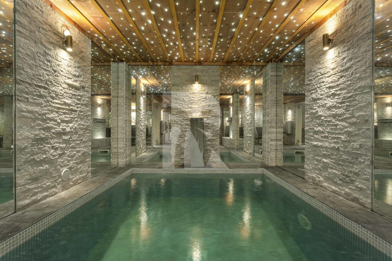 villa in Megève : Rent this luxurious 5 bedrooms chalet on the edge of Rochebrune, over-looking the stunning Mont Charvin. - Photo 1