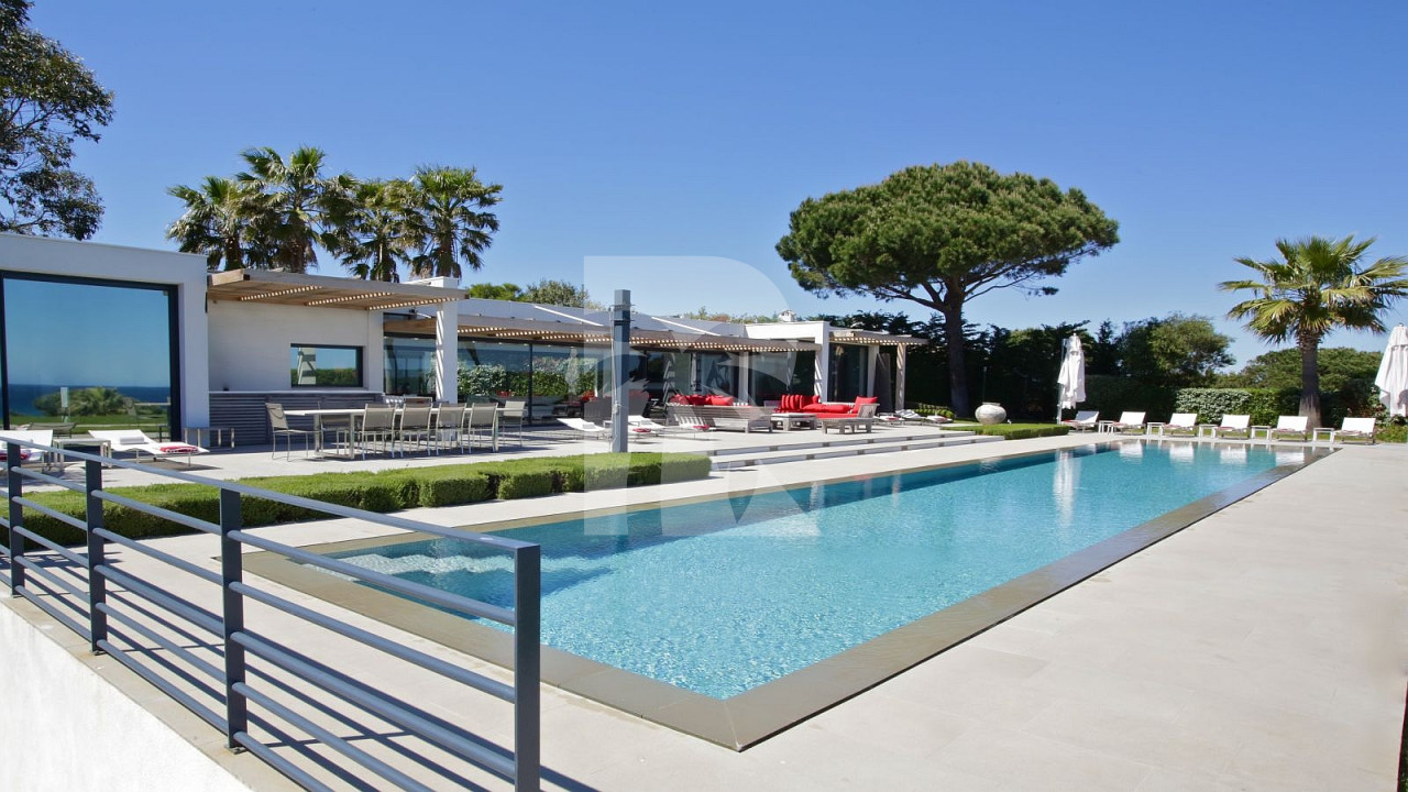 villa in St Tropez : Rent elegant contemporary style villa with stunning sea view  just 2 minutes from the beaches of Pampelonne in St Tropez - Photo 4