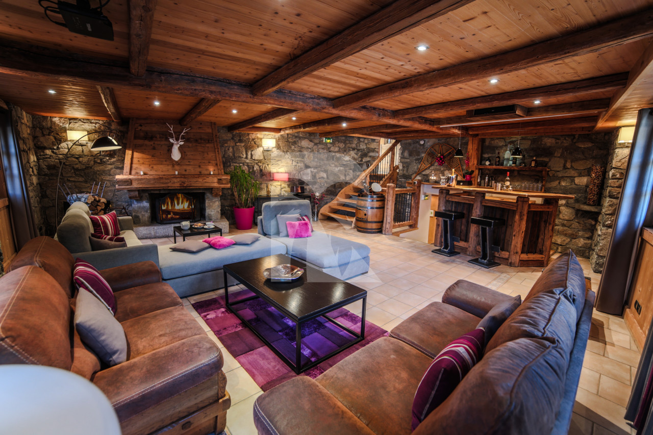 villa in Méribel : Rent this 800 sqm chalet located in Méribel, with a swimming. pool and 8 ensuite bathrooms. - Photo 3