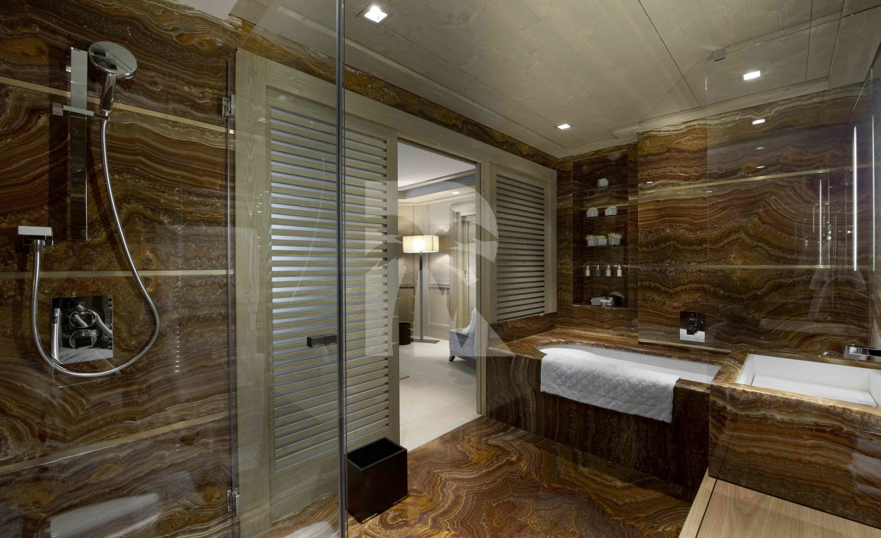 villa in Courchevel : Rent this ski in / Ski out Chalet on the Cospillot slopes for 12 guests. - Photo 10