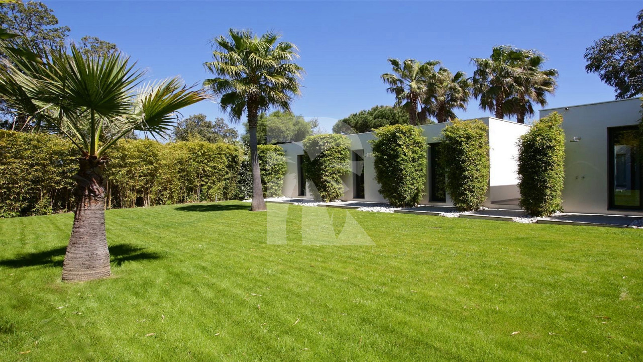 villa in St Tropez : Rent elegant contemporary style villa with stunning sea view  just 2 minutes from the beaches of Pampelonne in St Tropez - Photo 5