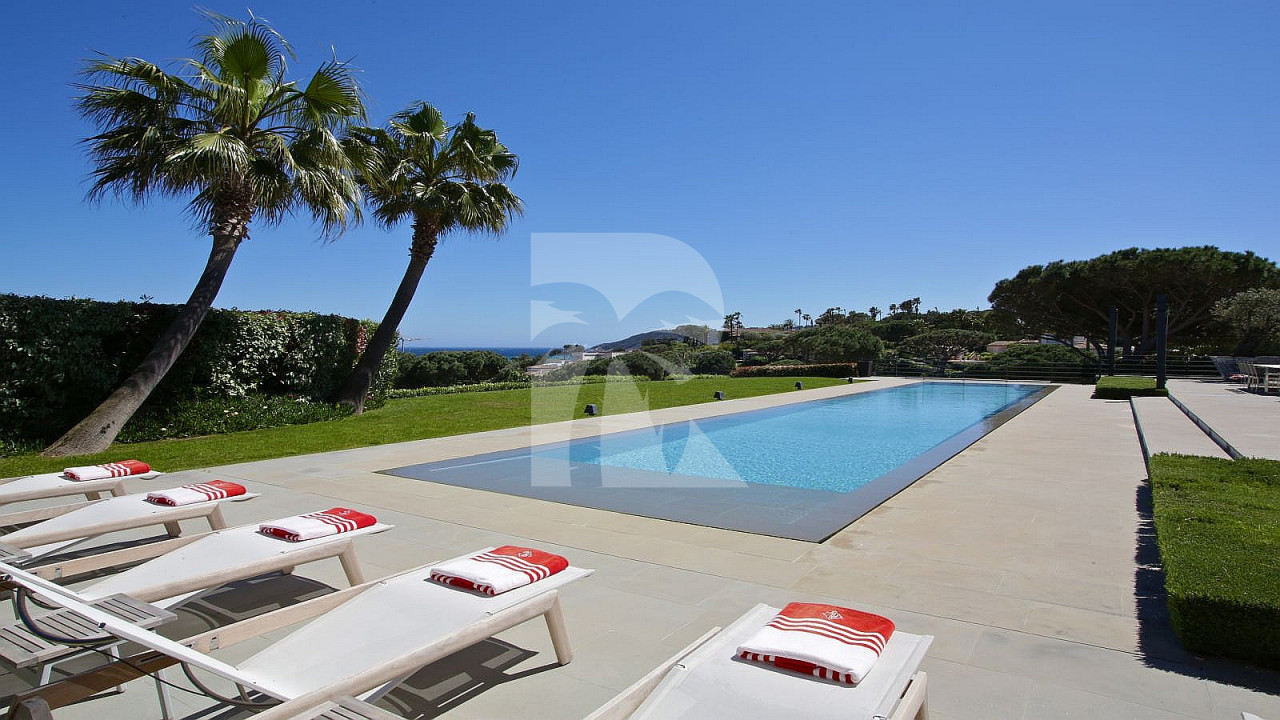 villa in St Tropez : Rent elegant contemporary style villa with stunning sea view  just 2 minutes from the beaches of Pampelonne in St Tropez - Photo 3