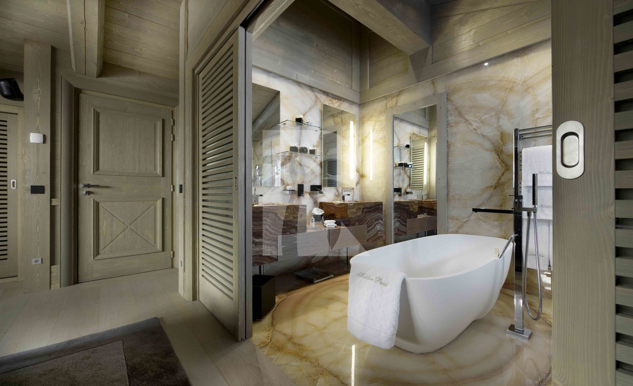 villa in Courchevel : Rent this ski in / Ski out Chalet on the Cospillot slopes for 12 guests. - Photo 9