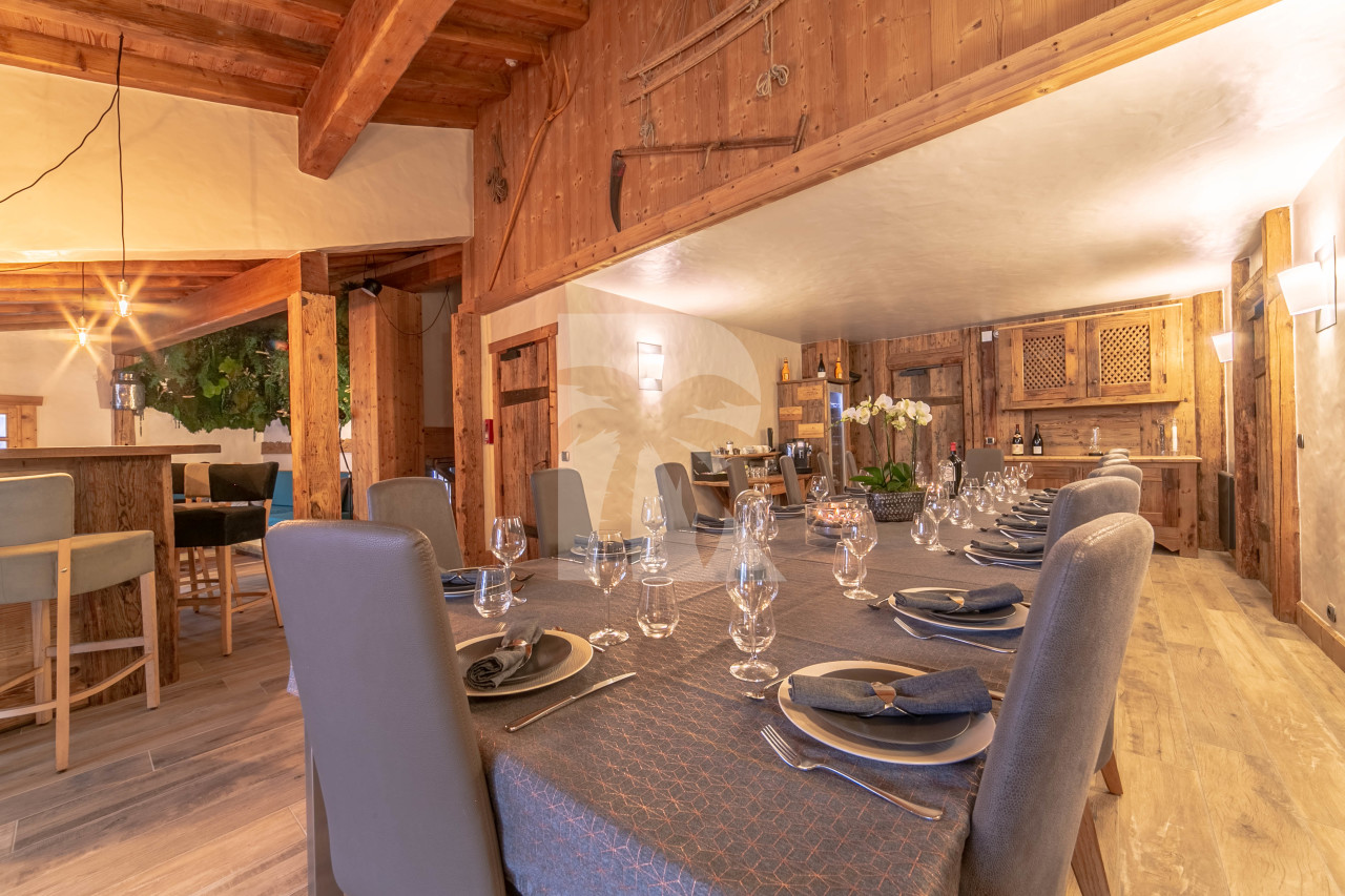 villa in Méribel : Rent this 800 sqm chalet located in Méribel, with a swimming. pool and 8 ensuite bathrooms. - Photo 4