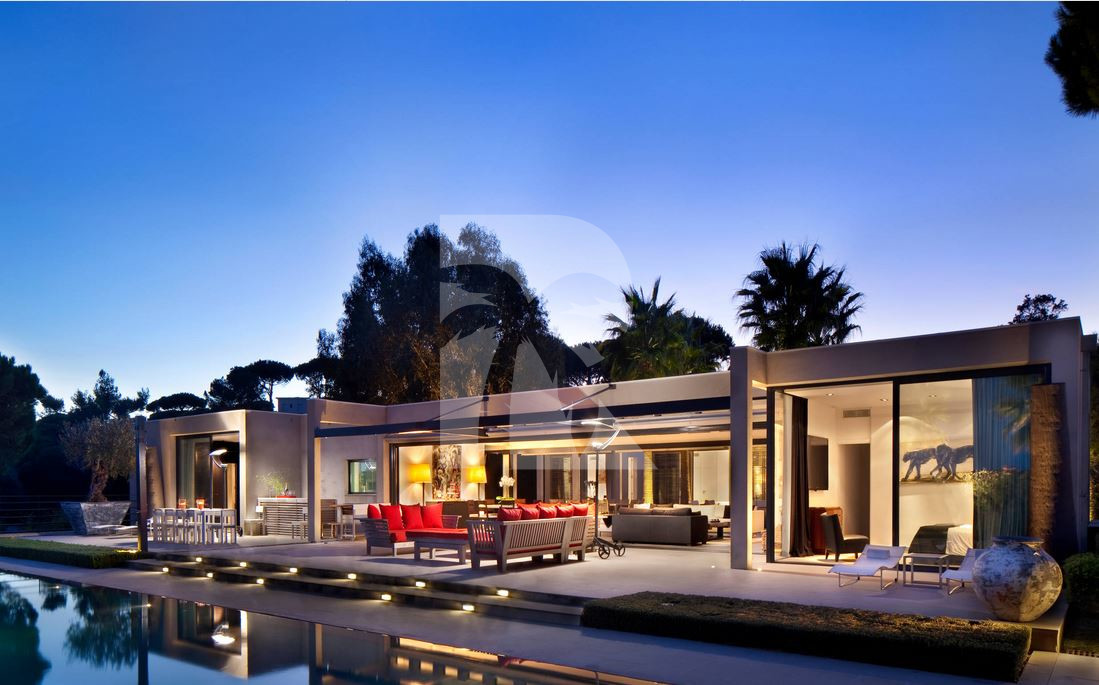 villa in St Tropez : Rent elegant contemporary style villa with stunning sea view  just 2 minutes from the beaches of Pampelonne in St Tropez - Photo 9