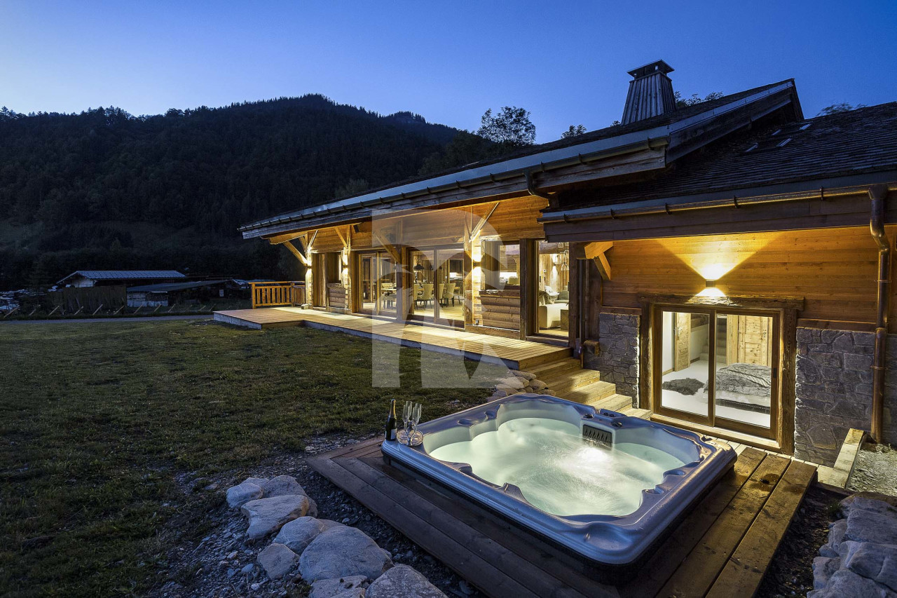 villa in Megève : Rent this luxurious 5 bedrooms chalet on the edge of Rochebrune, over-looking the stunning Mont Charvin. - Photo 0