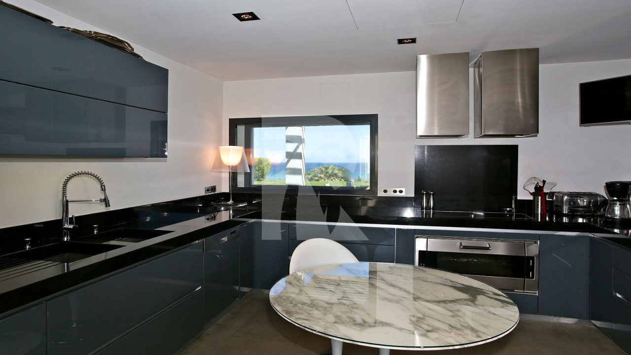 villa in St Tropez : Rent elegant contemporary style villa with stunning sea view  just 2 minutes from the beaches of Pampelonne in St Tropez - Photo 6