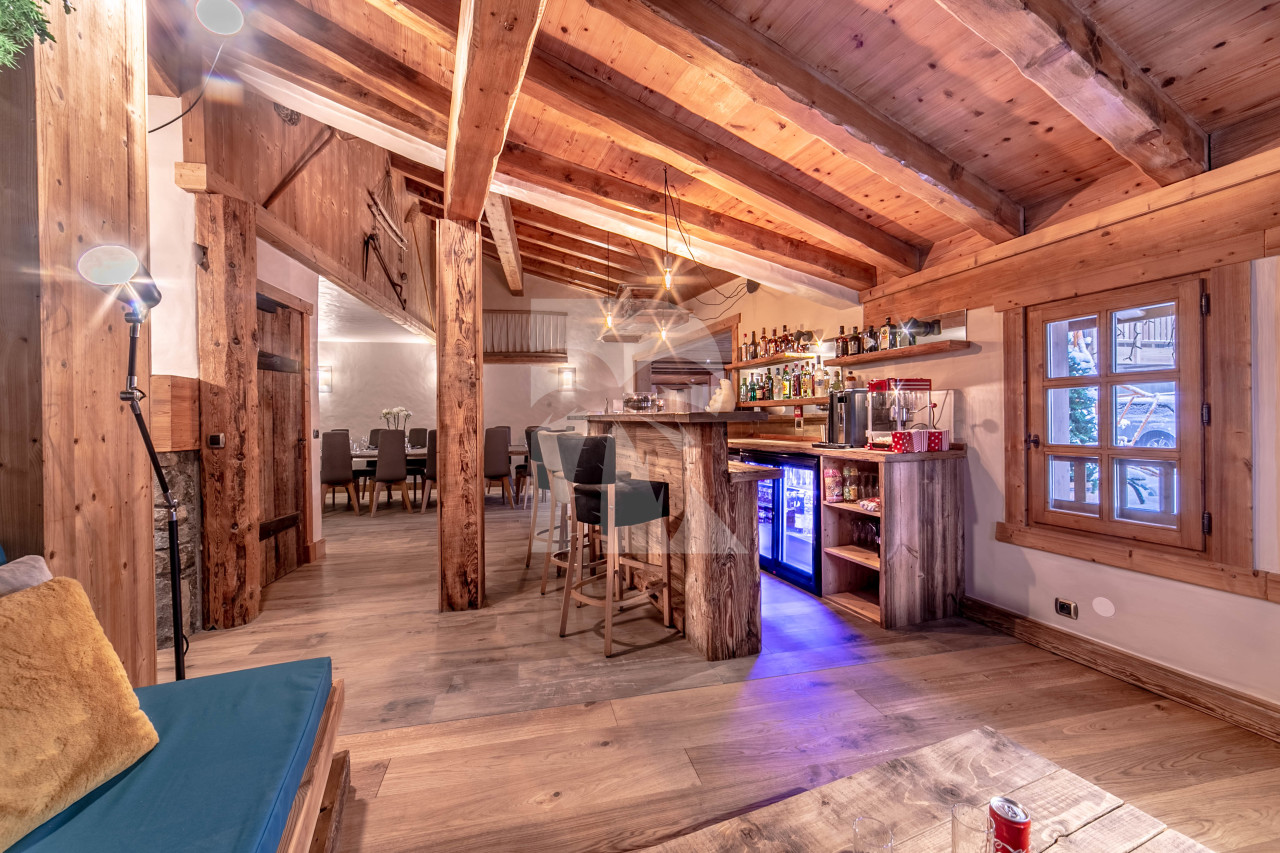 villa in Méribel : Rent this 800 sqm chalet located in Méribel, with a swimming. pool and 8 ensuite bathrooms. - Photo 1