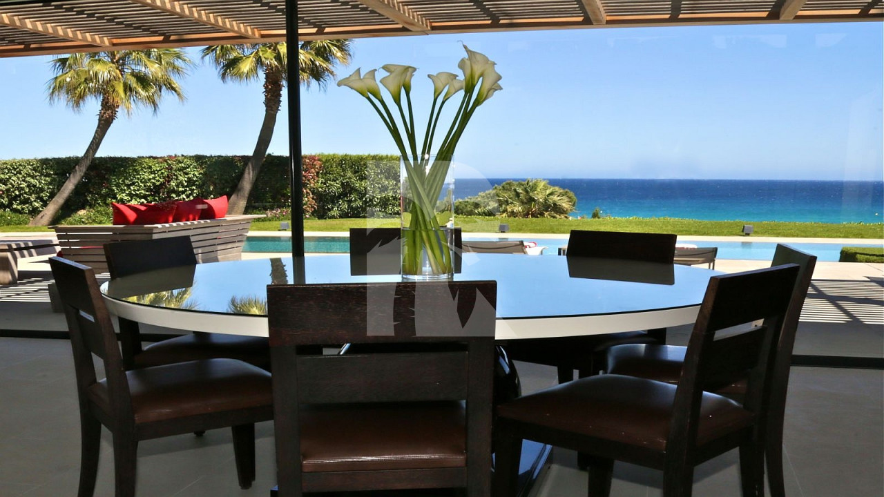 villa in St Tropez : Rent elegant contemporary style villa with stunning sea view  just 2 minutes from the beaches of Pampelonne in St Tropez - Photo 7
