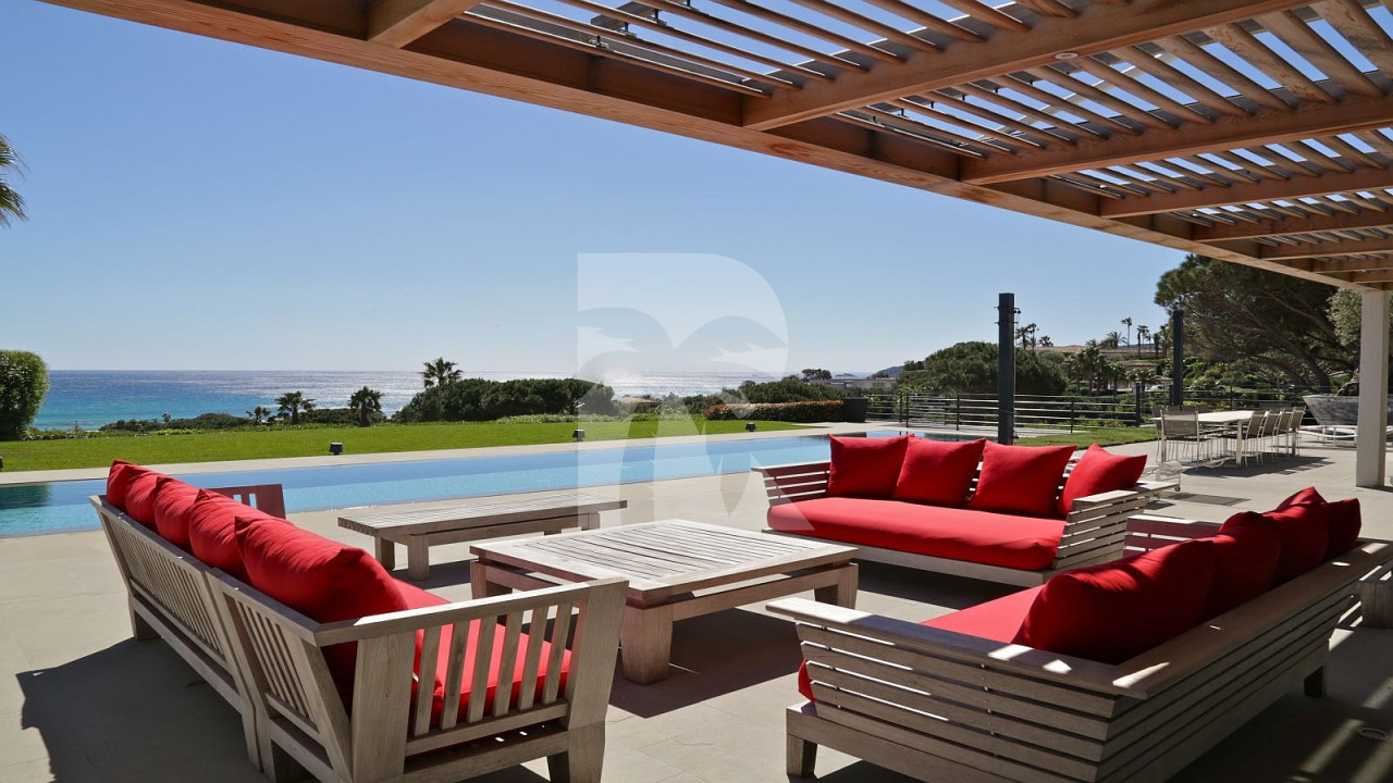 villa in St Tropez : Rent elegant contemporary style villa with stunning sea view  just 2 minutes from the beaches of Pampelonne in St Tropez - Photo 8