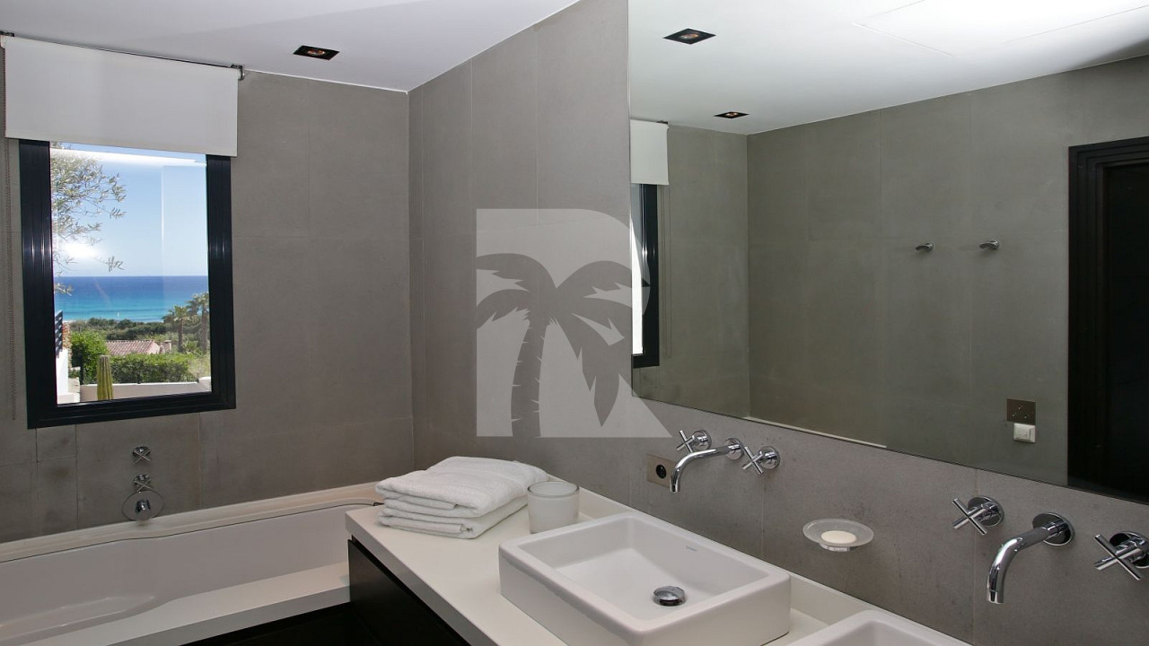 villa in St Tropez : Rent elegant contemporary style villa with stunning sea view  just 2 minutes from the beaches of Pampelonne in St Tropez - Photo 11