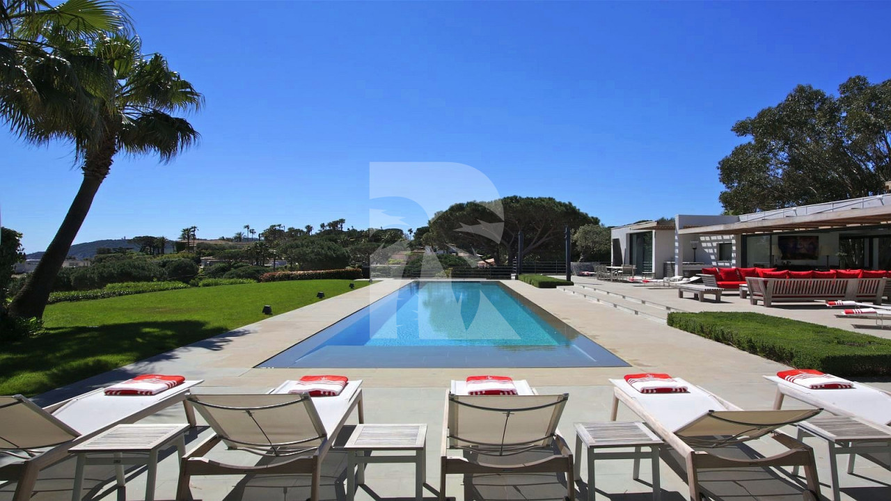 villa in St Tropez : Rent elegant contemporary style villa with stunning sea view  just 2 minutes from the beaches of Pampelonne in St Tropez - Photo 2