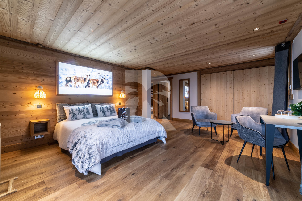 villa in Méribel : Rent this 800 sqm chalet located in Méribel, with a swimming. pool and 8 ensuite bathrooms. - Photo 12