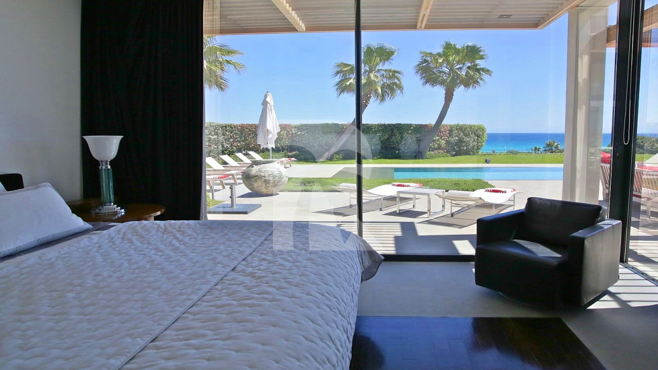 villa in St Tropez : Rent elegant contemporary style villa with stunning sea view  just 2 minutes from the beaches of Pampelonne in St Tropez - Photo 12