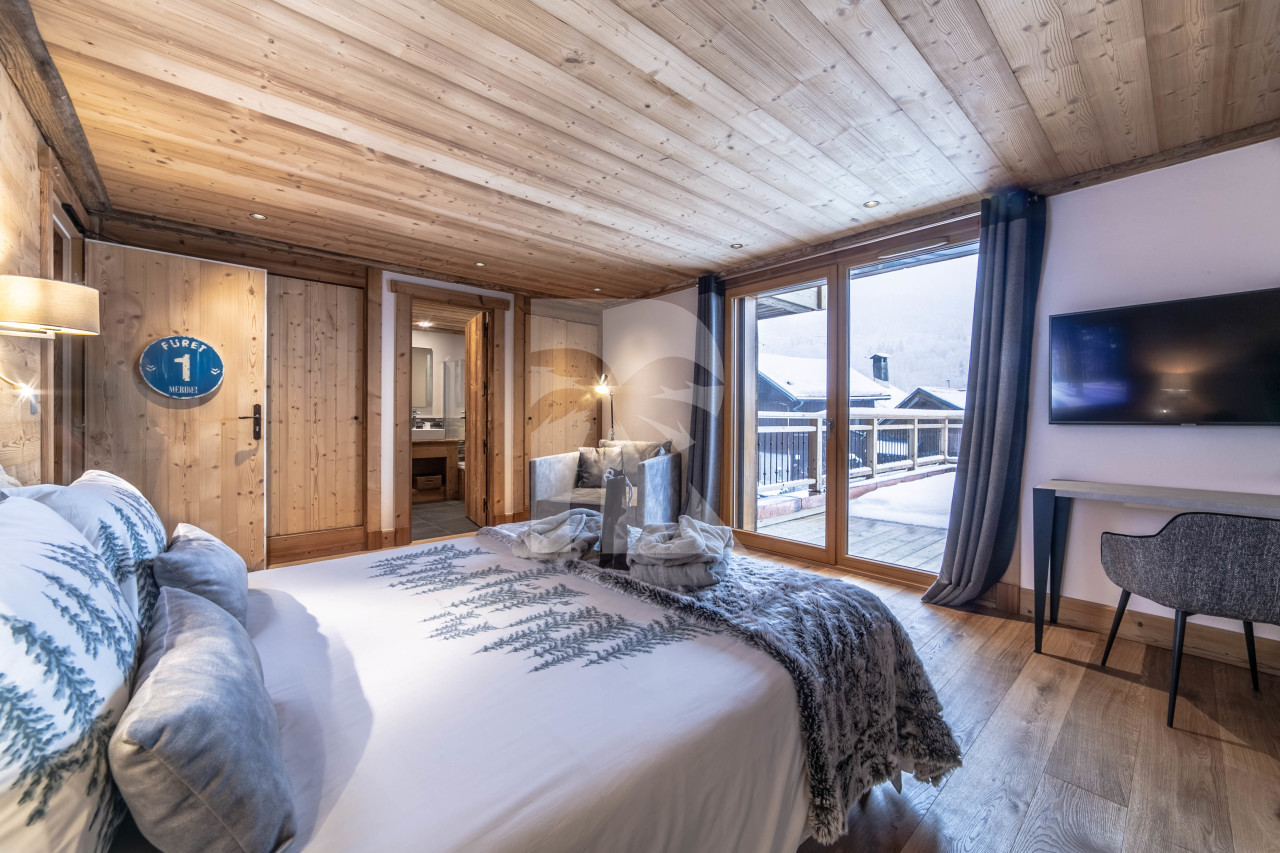 villa in Méribel : Rent this 800 sqm chalet located in Méribel, with a swimming. pool and 8 ensuite bathrooms. - Photo 9