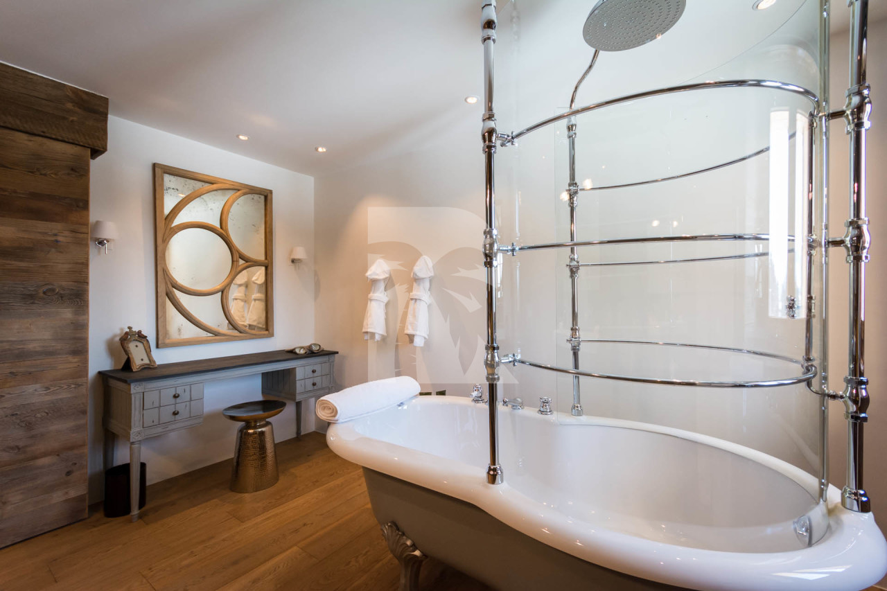 villa in Les Gets : Rent this one of the finest and  exquisitely renovated luxury alpine chalet with breathtaking views over the French ski resort of Les Gets and the ski slopes of the Portes du Soleil. - Photo 2