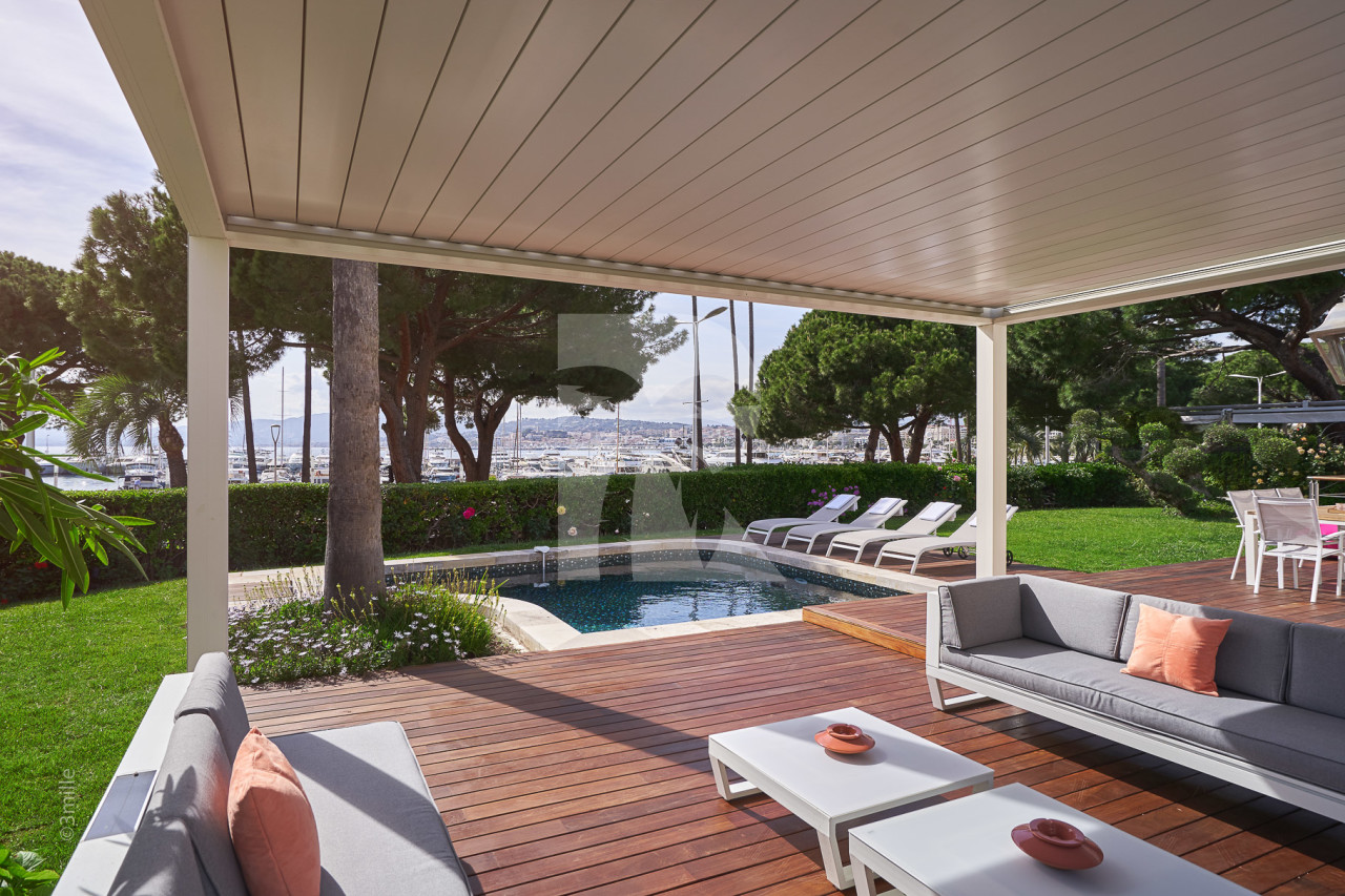 villa in Cannes : Rent this unique property located on the Famous Croisette within walking distance to all the amenities, restaurants, nightlife of Cannes - Photo 0