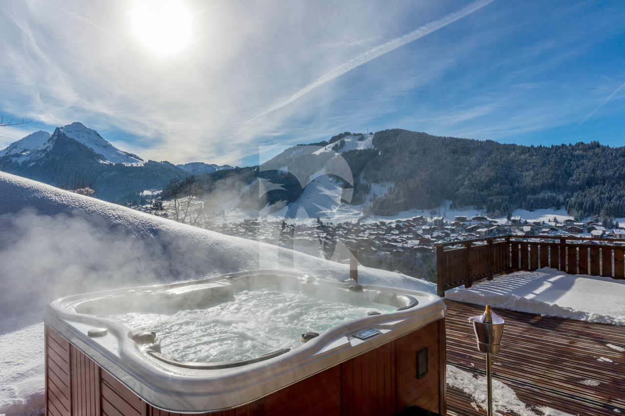 villa in Montriond : Rent the most prestigious and privileged Chalet in Morzine with 5 bedrooms, sitting high on the sunny side of the town. - Photo 7