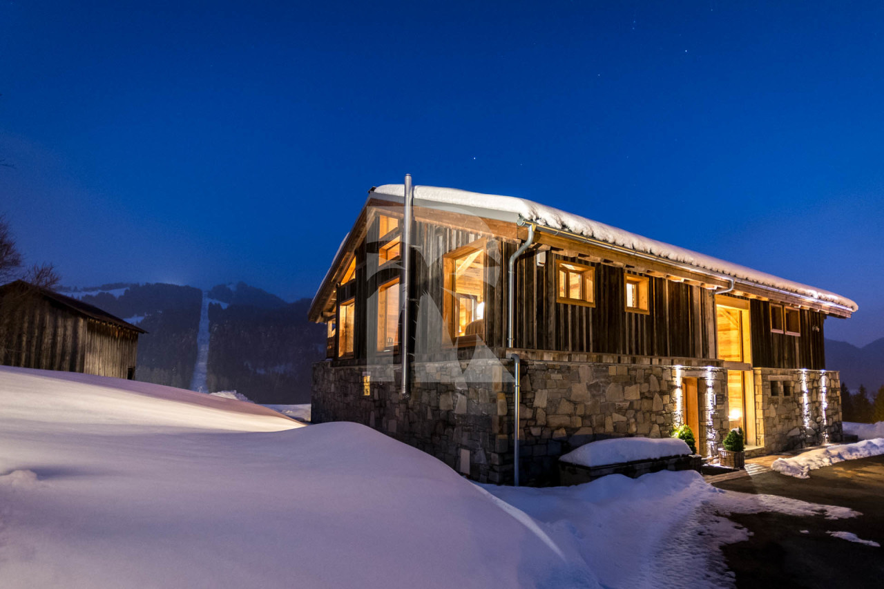 villa in Les Gets : Rent this one of the finest and  exquisitely renovated luxury alpine chalet with breathtaking views over the French ski resort of Les Gets and the ski slopes of the Portes du Soleil. - Photo 1