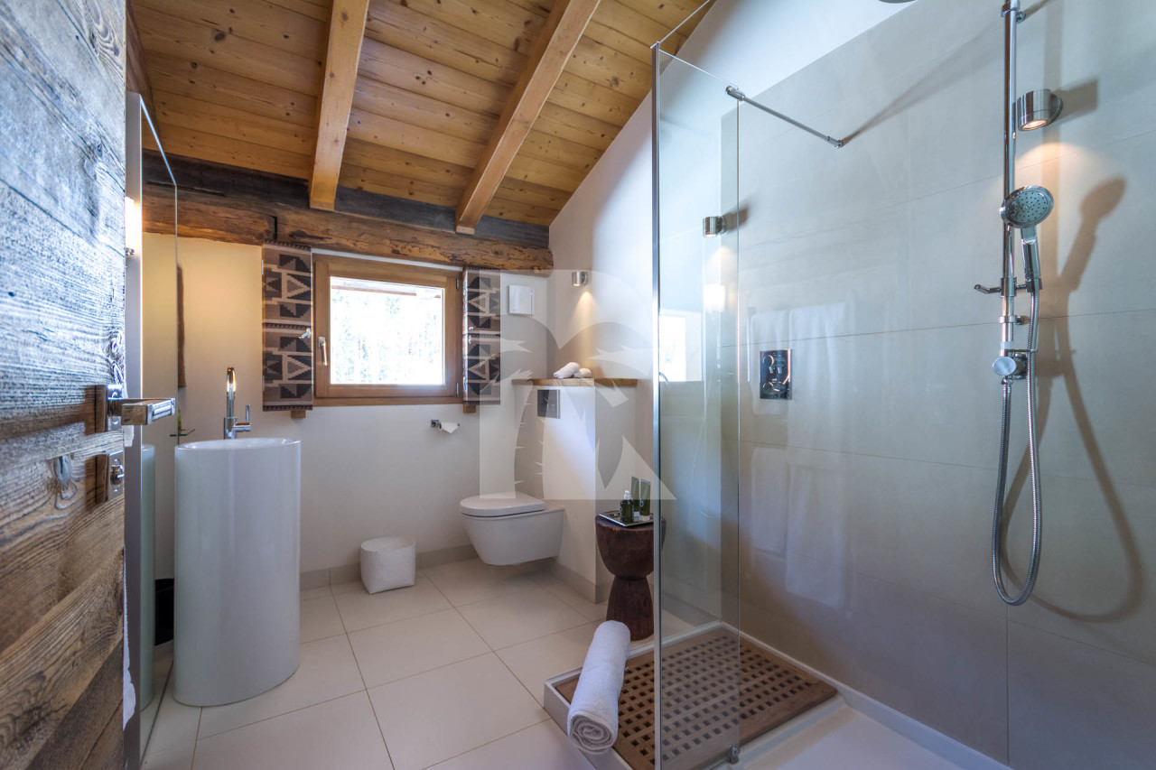 villa in Les Gets : Rent this one of the finest and  exquisitely renovated luxury alpine chalet with breathtaking views over the French ski resort of Les Gets and the ski slopes of the Portes du Soleil. - Photo 3