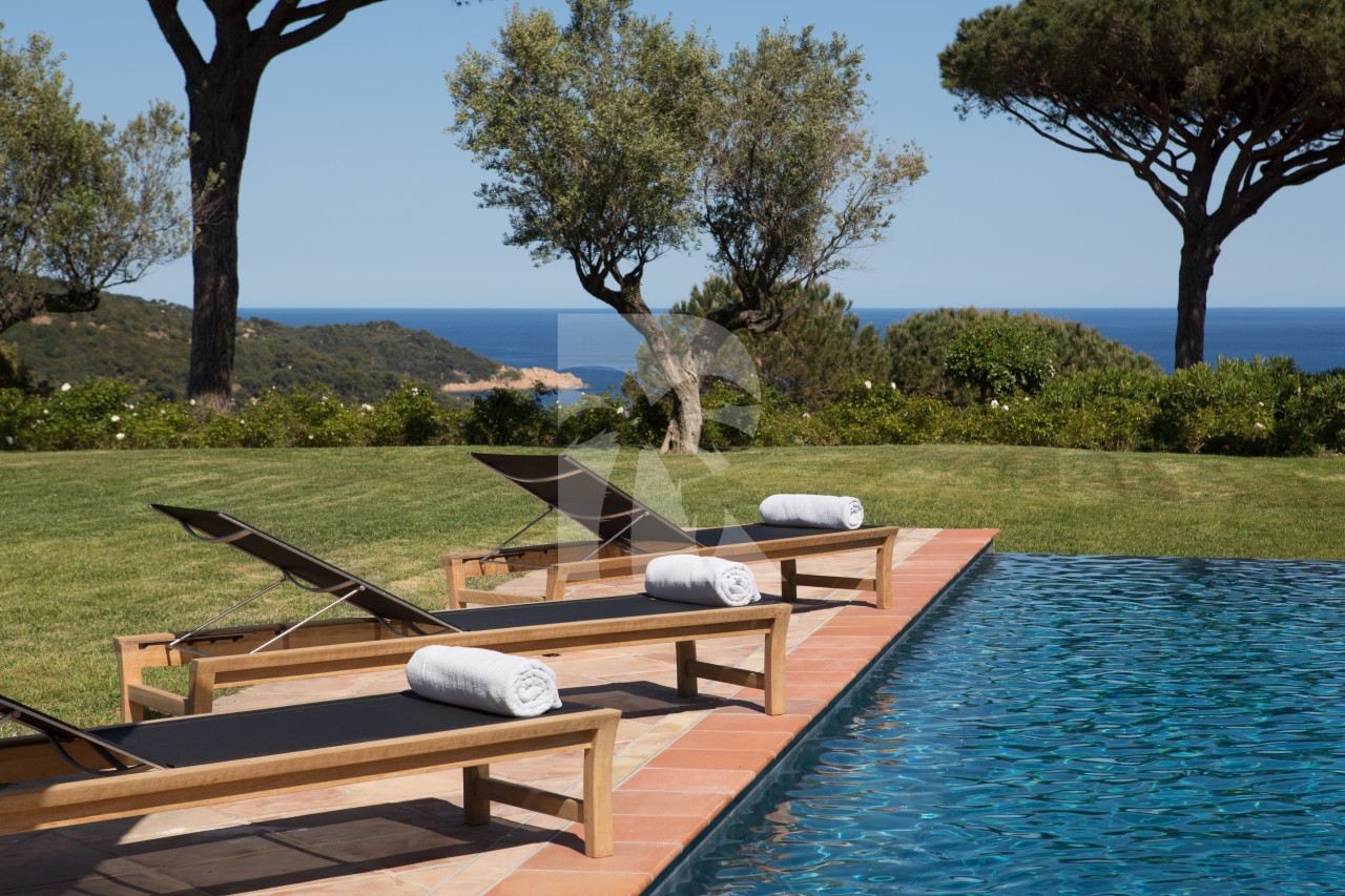 villa in St Tropez : Rent this gorgeous villa in a private and secured domain close to the Pampelonne Beaches and St Tropez lifestyle. - Photo 3