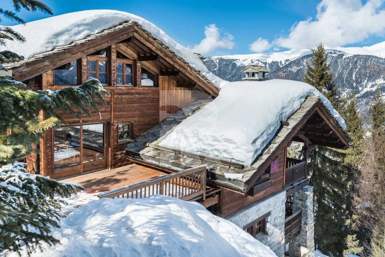 villa in Courchevel : Rent this chalet located in the private hamlet of Les Brigues, only 20 meters from the slopes. - Photo 0
