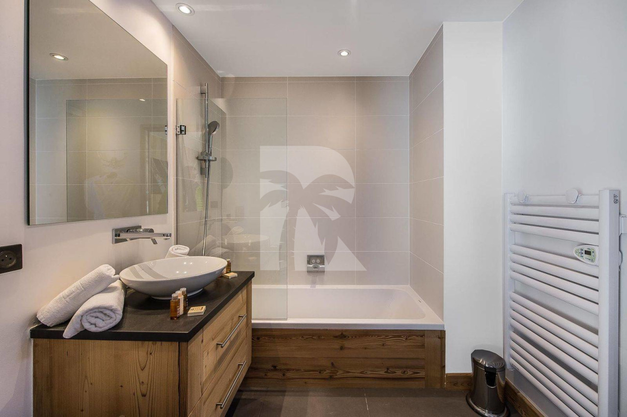 villa in Courchevel : Rent this beautiful new chalet decorated in traditional style in Courchevel Village. - Photo 12