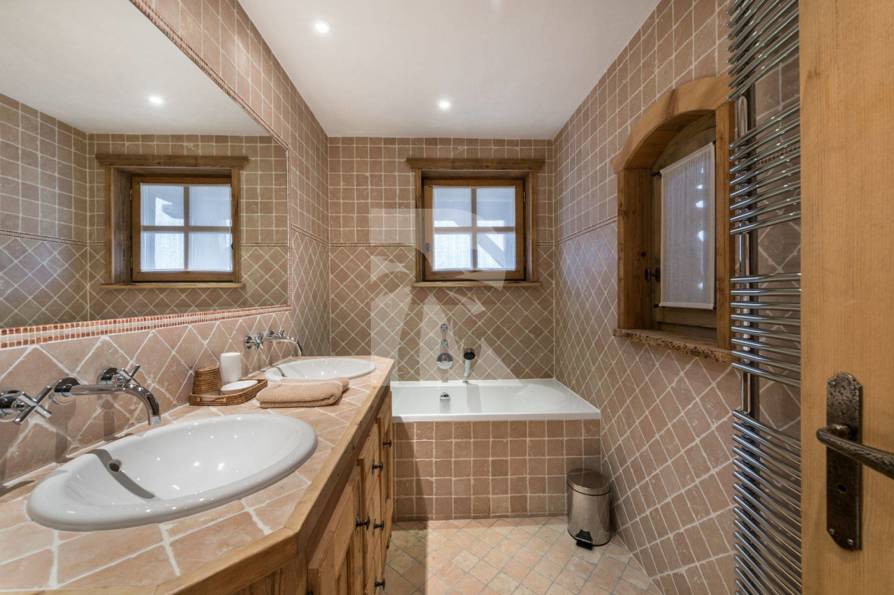 villa in Courchevel : Rent this 6 bedrooms chalet located in the Domain de Bllecôte  in Courchevel 1850. - Photo 10
