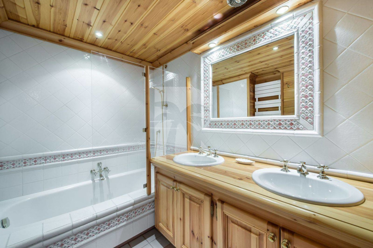 villa in Courchevel : Rent this typical savoyard, ski in ski out chalet in Courchevel Belvedere. - Photo 8