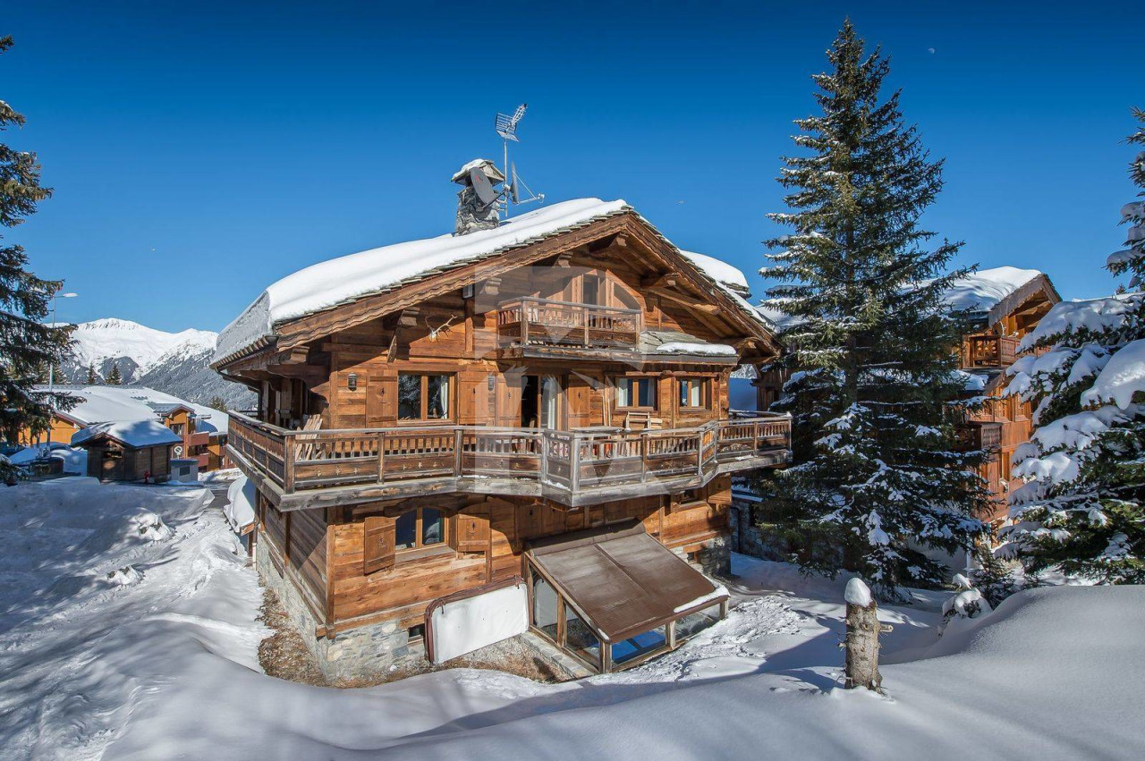 villa in Courchevel : Rent this authentic mountain chalet in the District of Plantret. - Photo 0