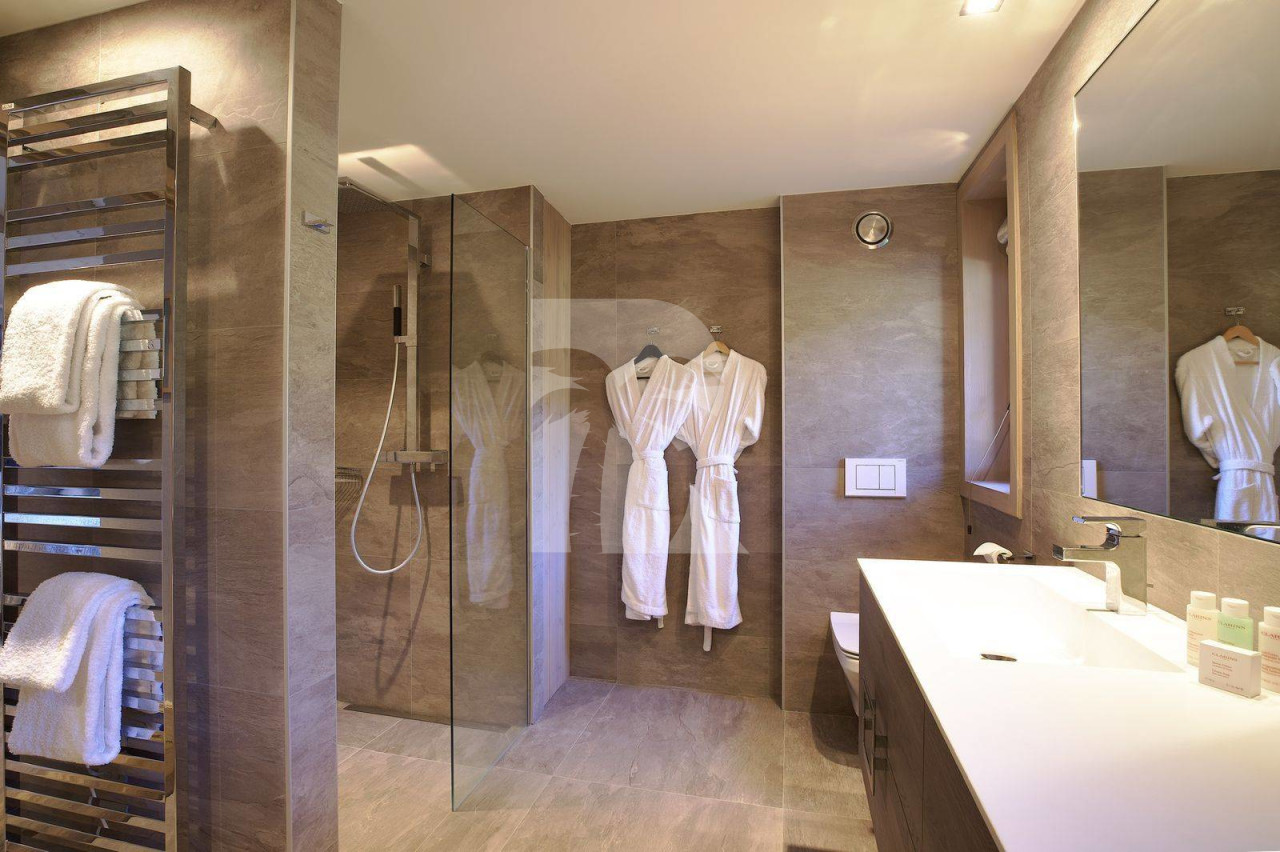 villa in Courchevel : Rent this 4 bedroom chalet in a well-known quiet place in Courchevel Moriond. - Photo 9