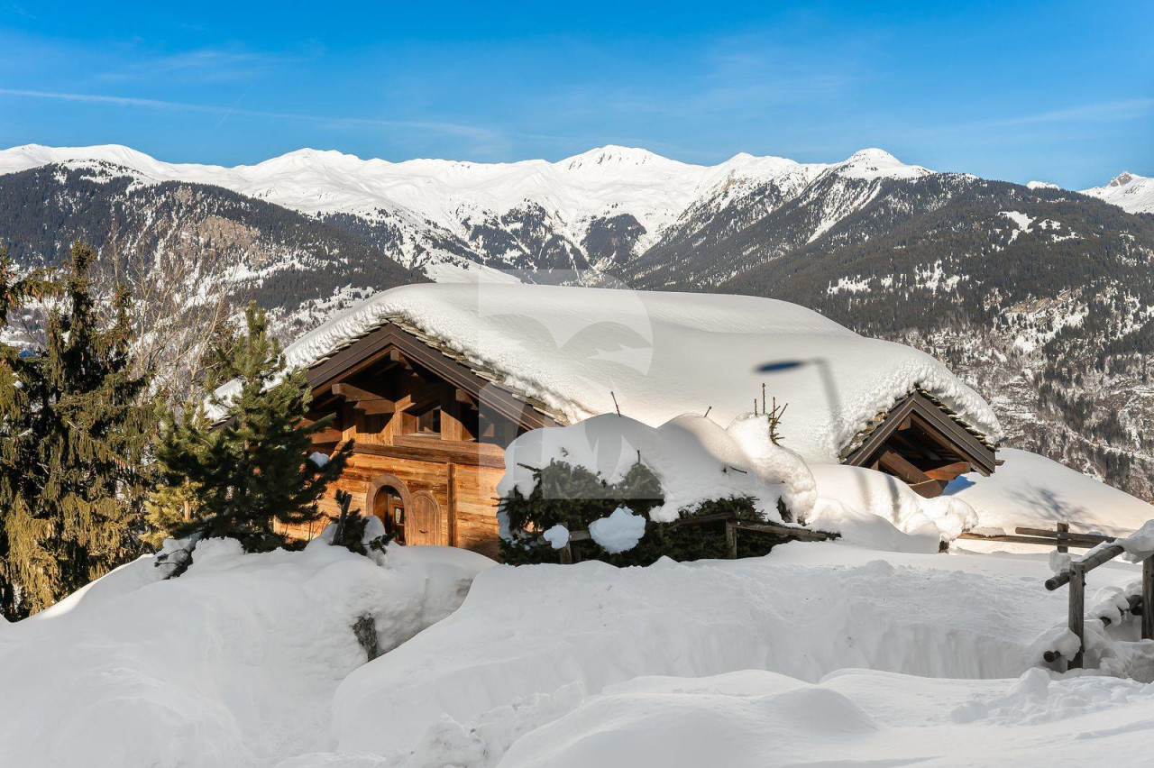 villa in Courchevel : Rent this nearby center of the resort and slopes in Courchevel Village. - Photo 0