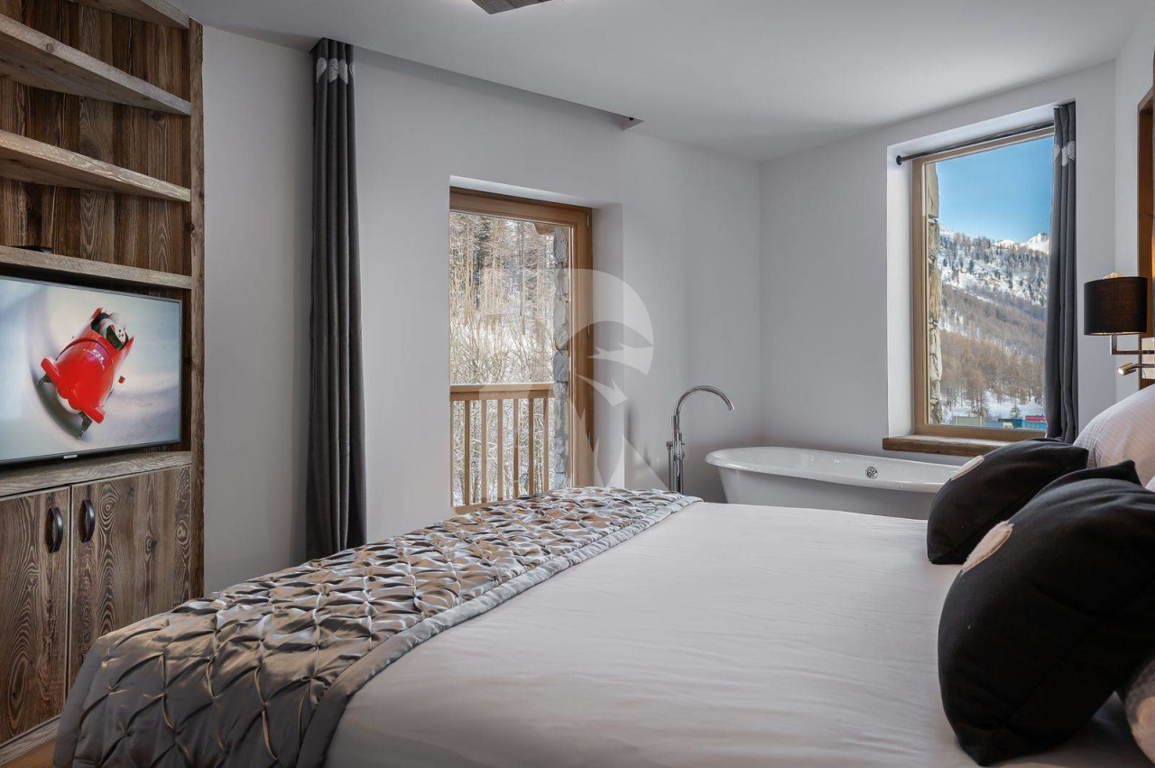 villa in Val d'Isere : Rent this 5 bedroom chalet located close to the slope in Le Fornet, Val d'Isère, with sauna and jacuzzi. - Photo 12