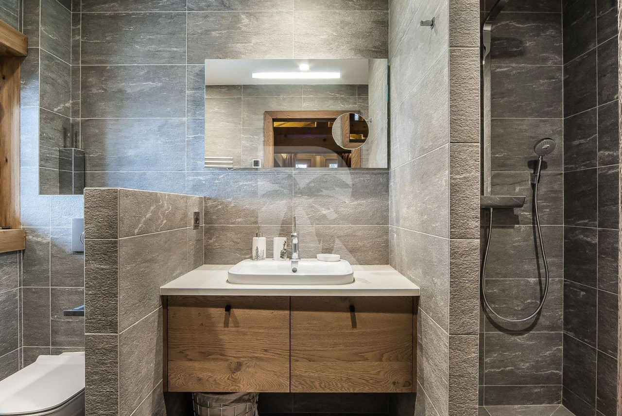 villa in Courchevel : Rent this contemporary and traditional chalet in Courchevel Village for 14 guests. - Photo 10