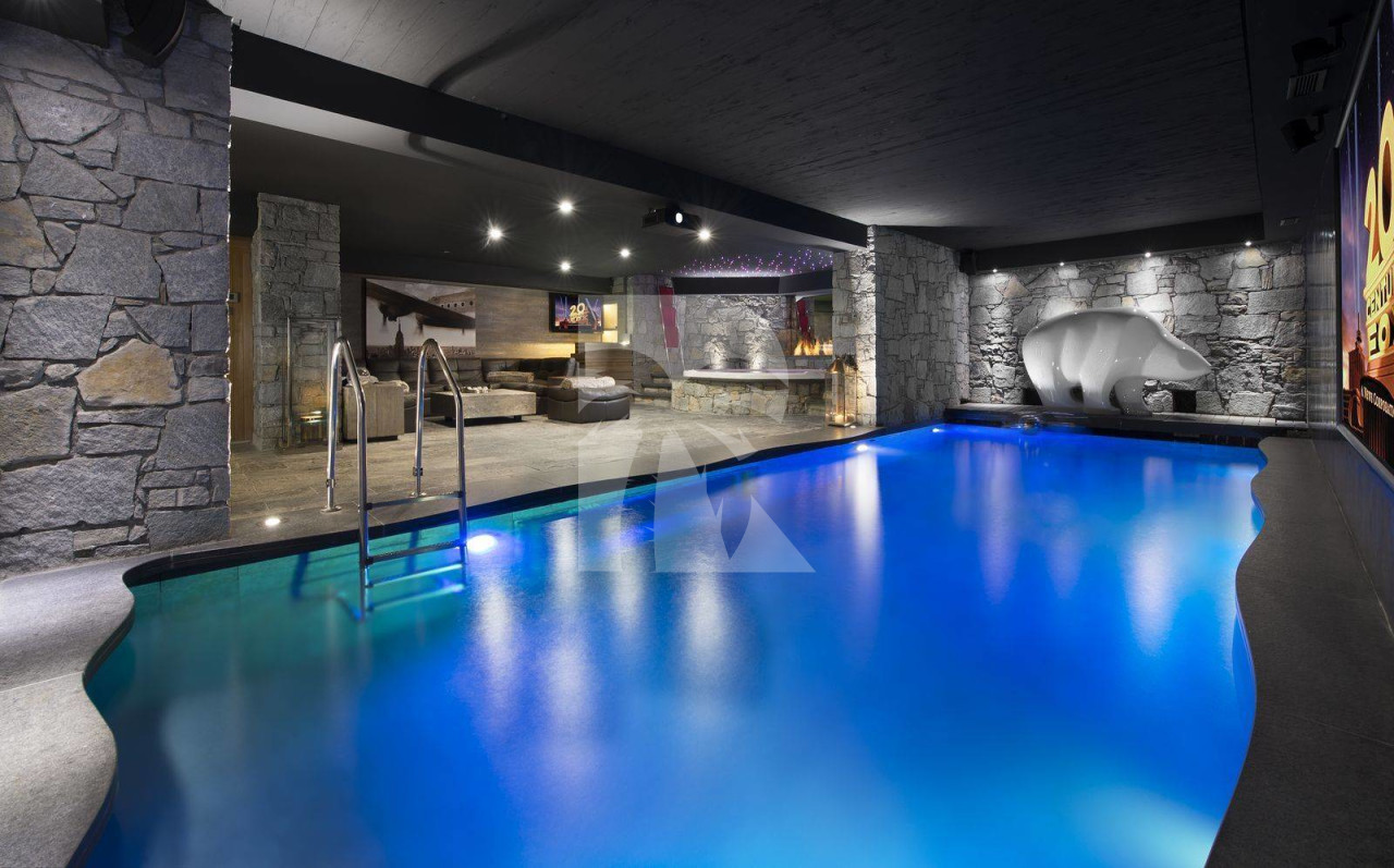 villa in Courchevel : Rent one of the most luxury chalet in Courchevel fully catered. - Photo 2