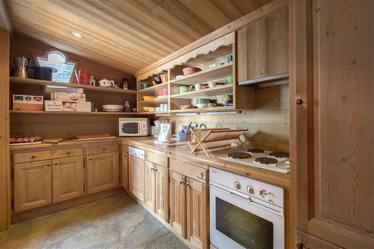 villa in Courchevel : Rent this  typically ski in ski out Savoyard mountain chalet - Photo 6