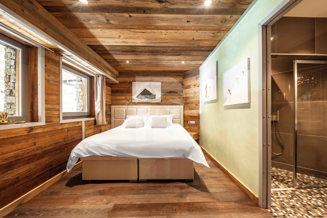 villa in Tignes : Rent this unique chalet which can accommodate up to 14 guests with a aircraft decoration. - Photo 10