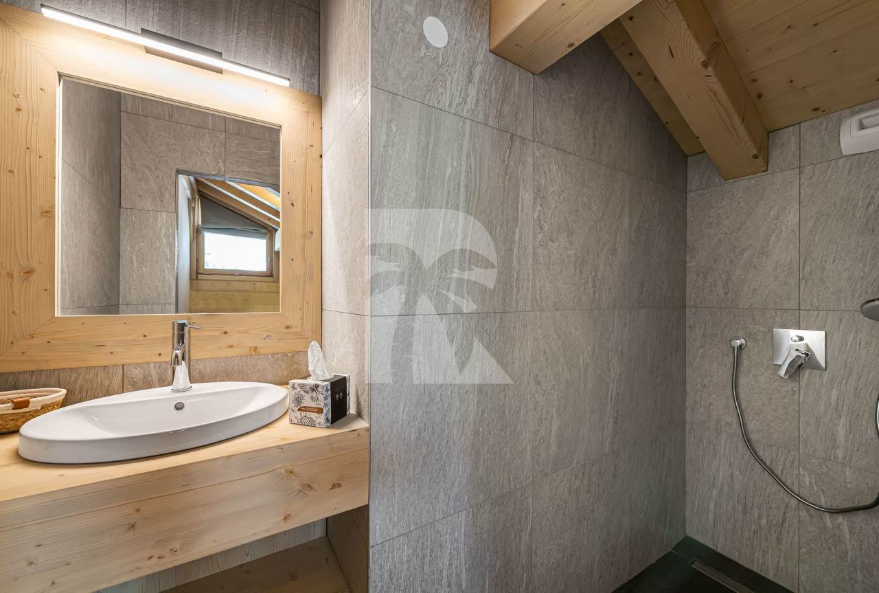 villa in Val d'Isere : Rent this ski in ski out chalet close to the accommodations in Val d'Isère. - Photo 8