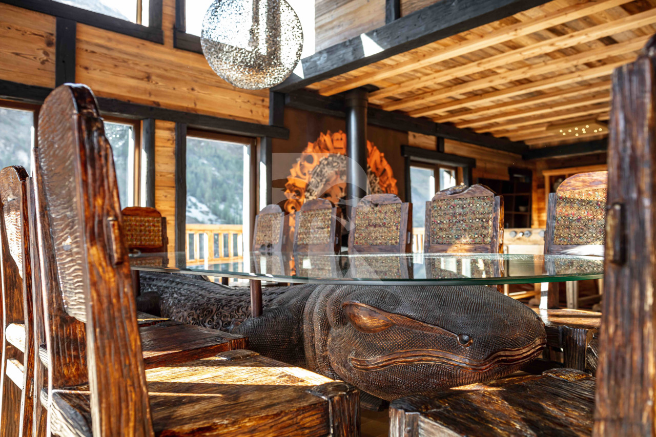villa in Tignes : Rent this Indonesian decorated chalet walking distance to the lift in Tignes Brevieres - Photo 6