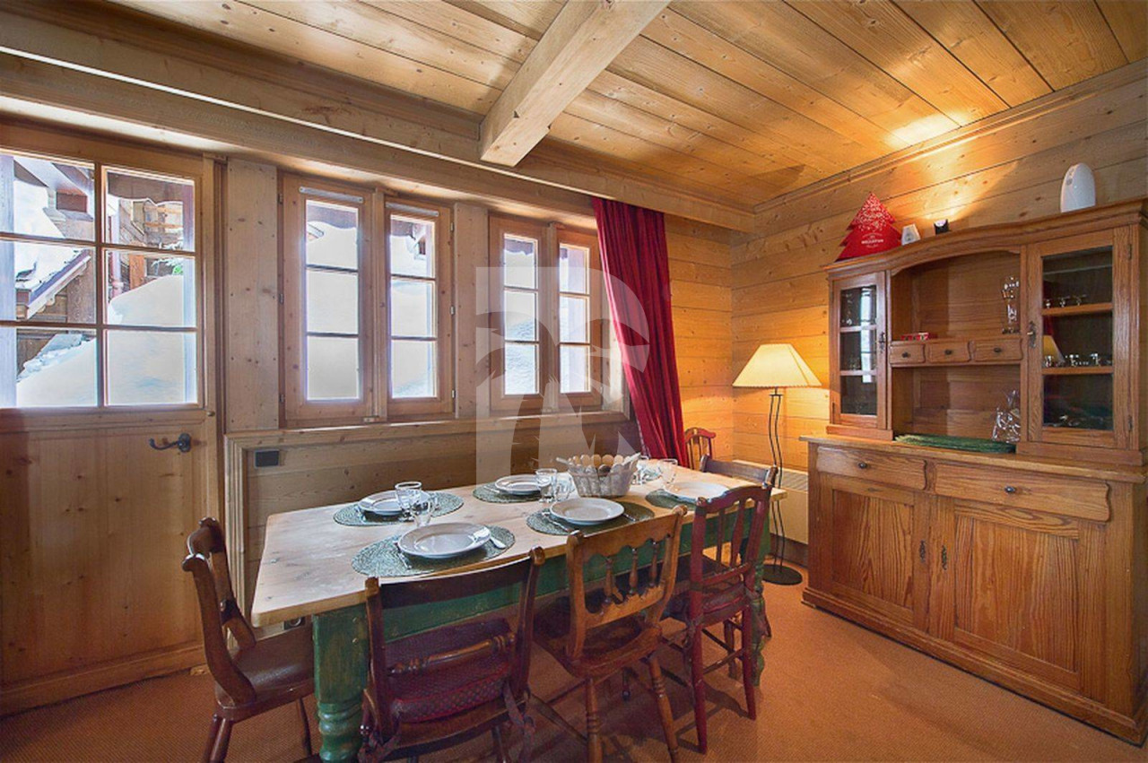 villa in Courchevel : Rent this  typically ski in ski out Savoyard mountain chalet - Photo 5