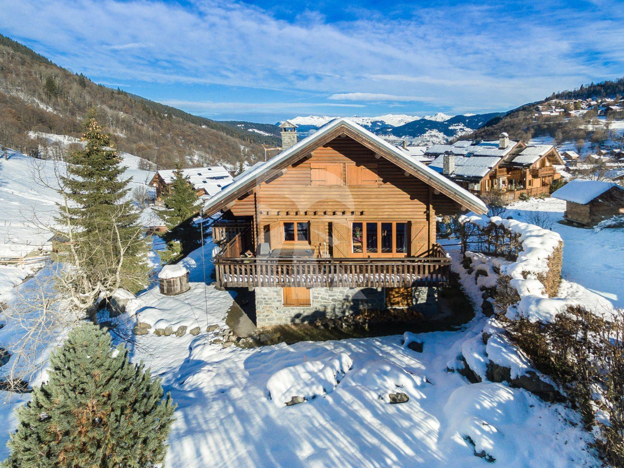 villa in Meribel : Rent this traditional chalet on the slopes for 12 guests in Méribel Le Raffort. - Photo 0