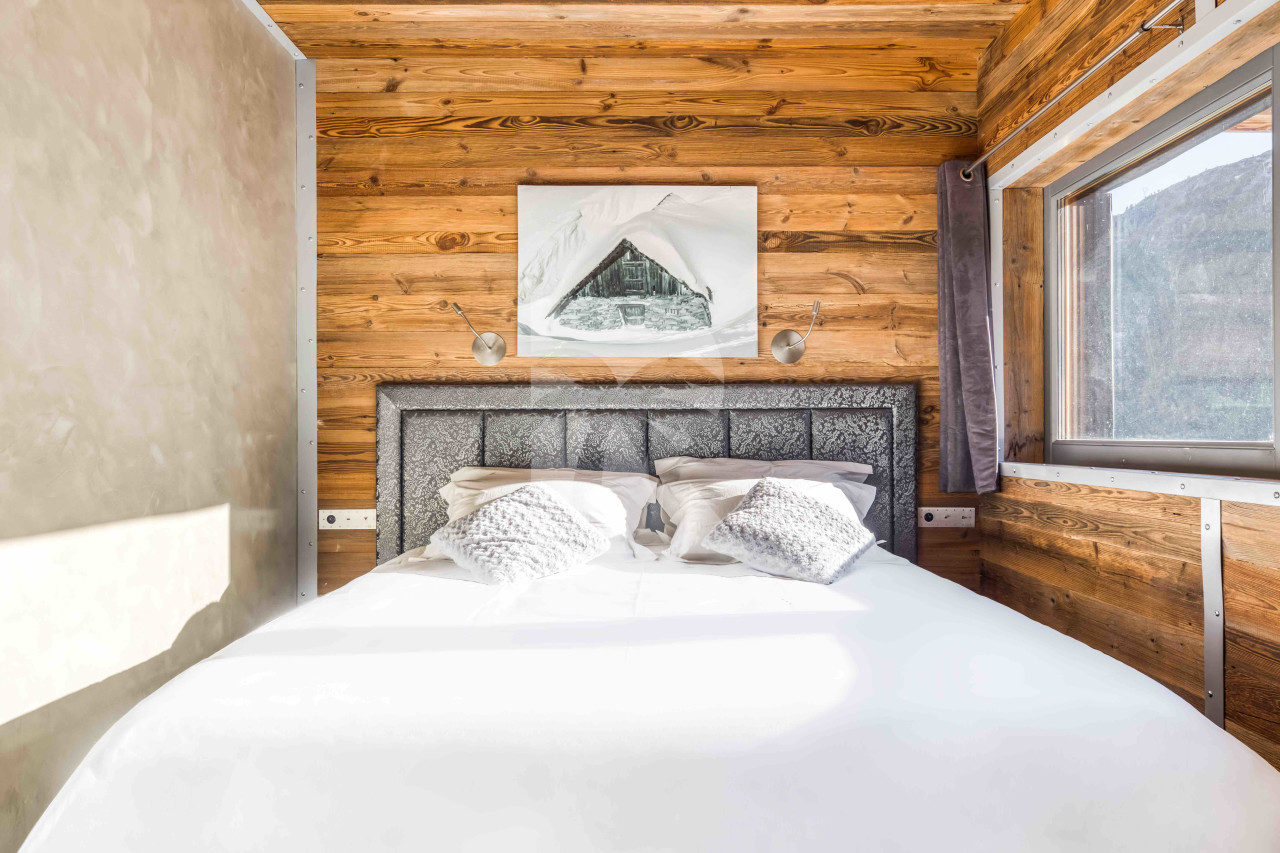 villa in Tignes : Rent this unique chalet which can accommodate up to 14 guests with a aircraft decoration. - Photo 9