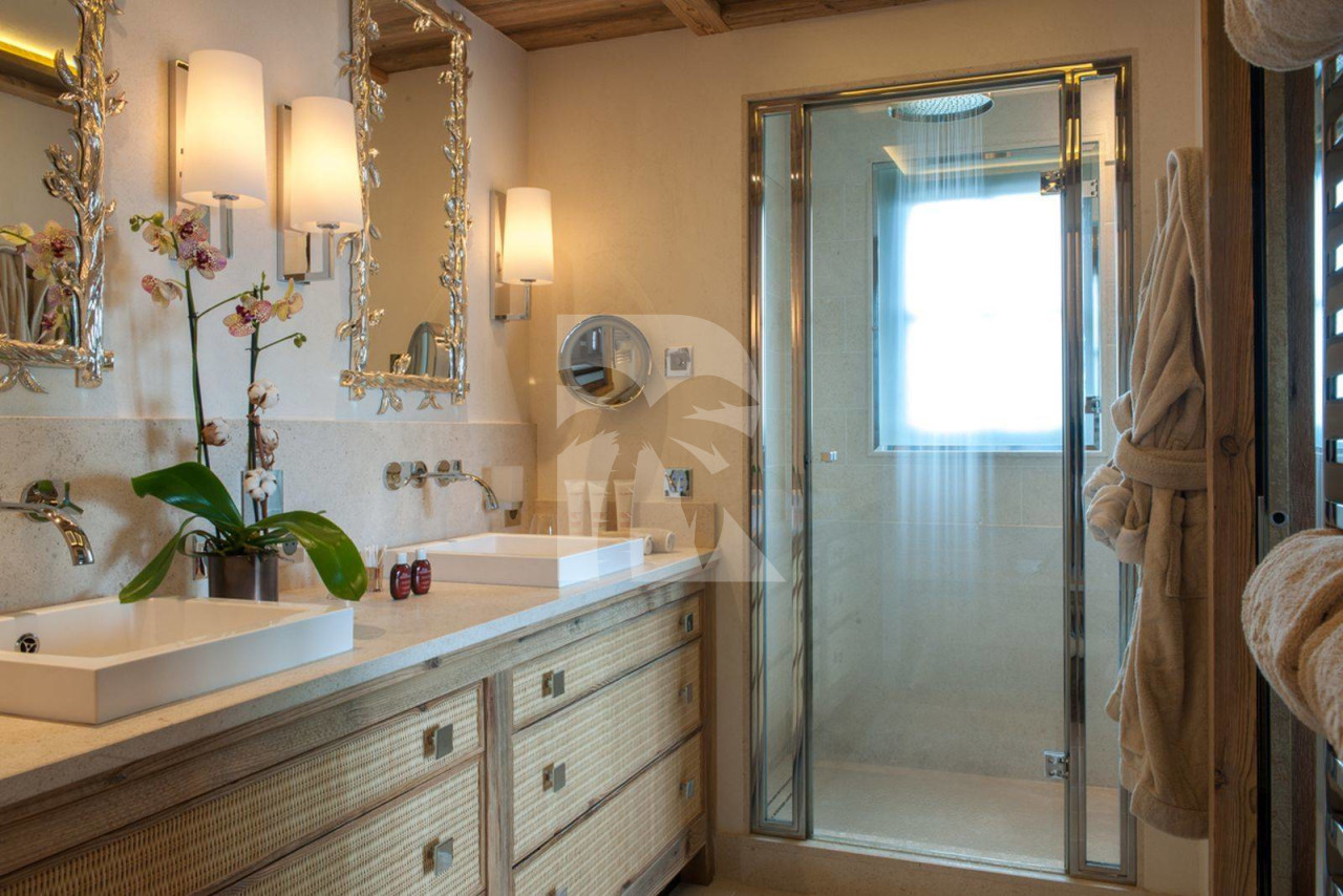 villa in Courchevel : Rent this ultimate luxury chalet of 6 ensuite bedrooms located in les Chenus. - Photo 11