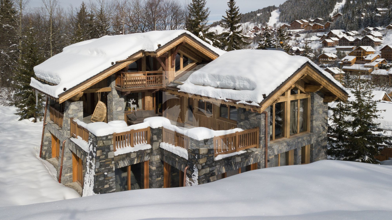 villa in Méribel : Rent this renovated chalet with a perfect location in Méribel station. - Photo 0
