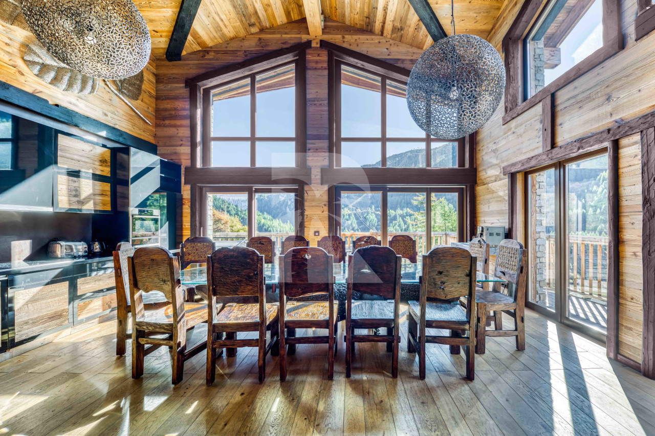 villa in Tignes : Rent this Indonesian decorated chalet walking distance to the lift in Tignes Brevieres - Photo 4