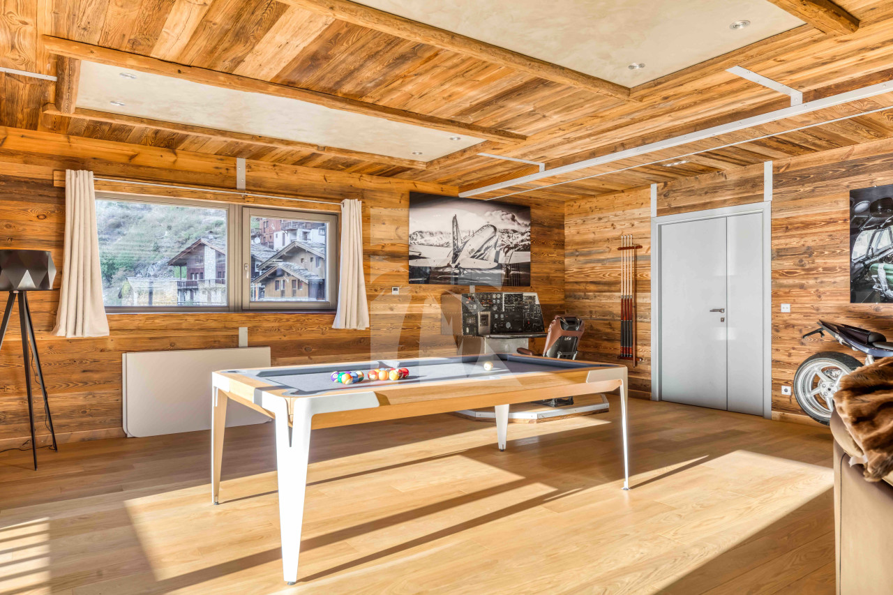 villa in Tignes : Rent this unique chalet which can accommodate up to 14 guests with a aircraft decoration. - Photo 5